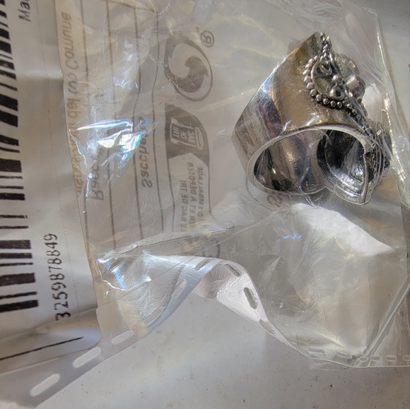 Red Rhinestone Metal Ring. SIZE 6 .NWT* - Picture 4 of 4